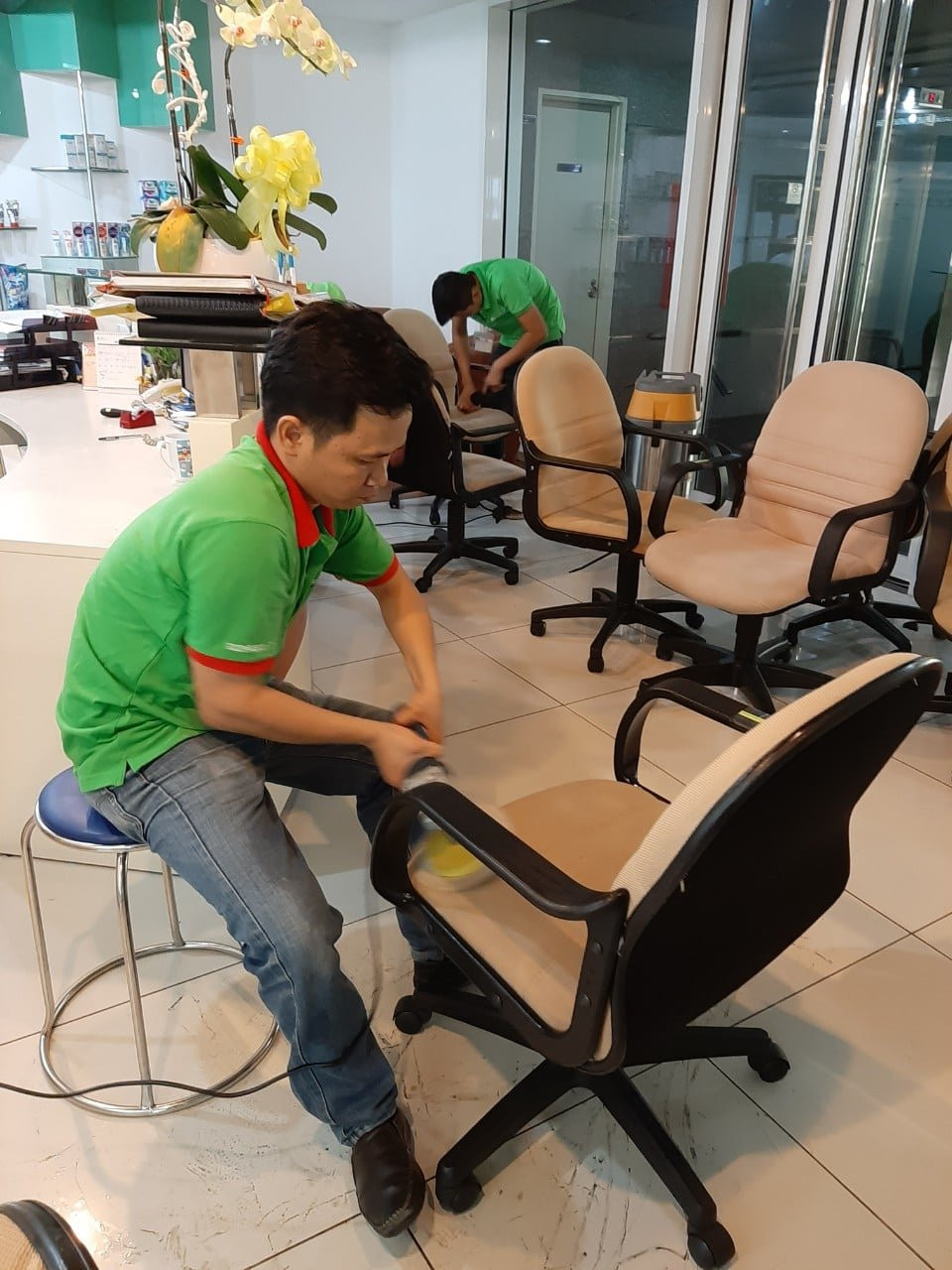 Giặt ghế sofa loại bỏ bụi bẩn và vi khuẩn hiệu quả