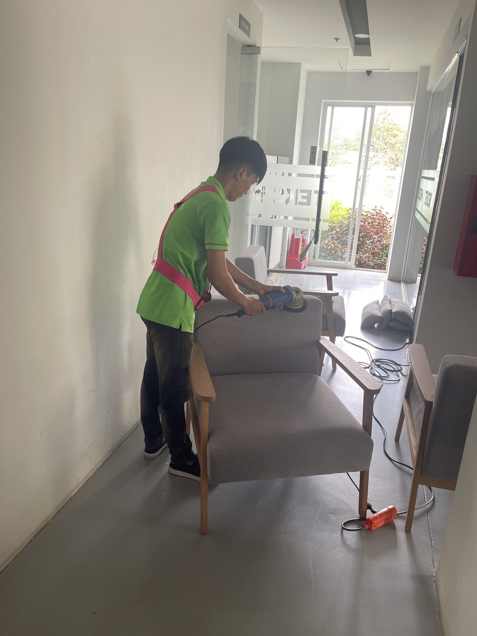 Giặt ghế sofa loại bỏ bụi bẩn và vi khuẩn hiệu quả