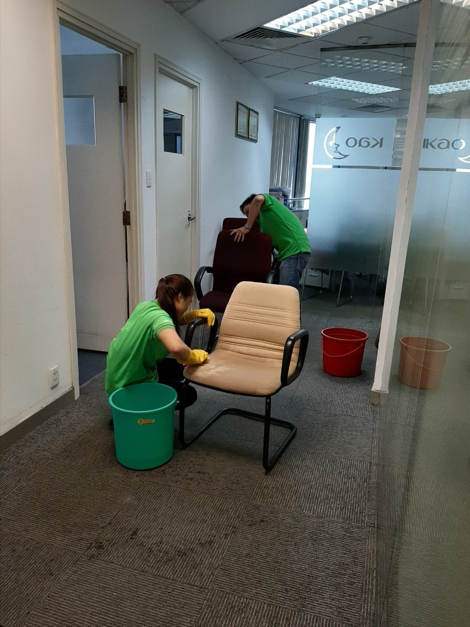 Giặt ghế sofa loại bỏ bụi bẩn và vi khuẩn hiệu quả