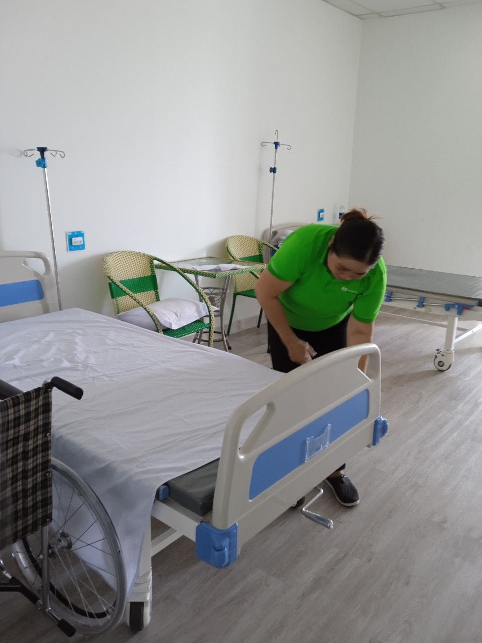 Đội ngũ nhân viên vệ sinh công nghiệp giữ không gian làm việc luôn sạch sẽ và gọn gàng