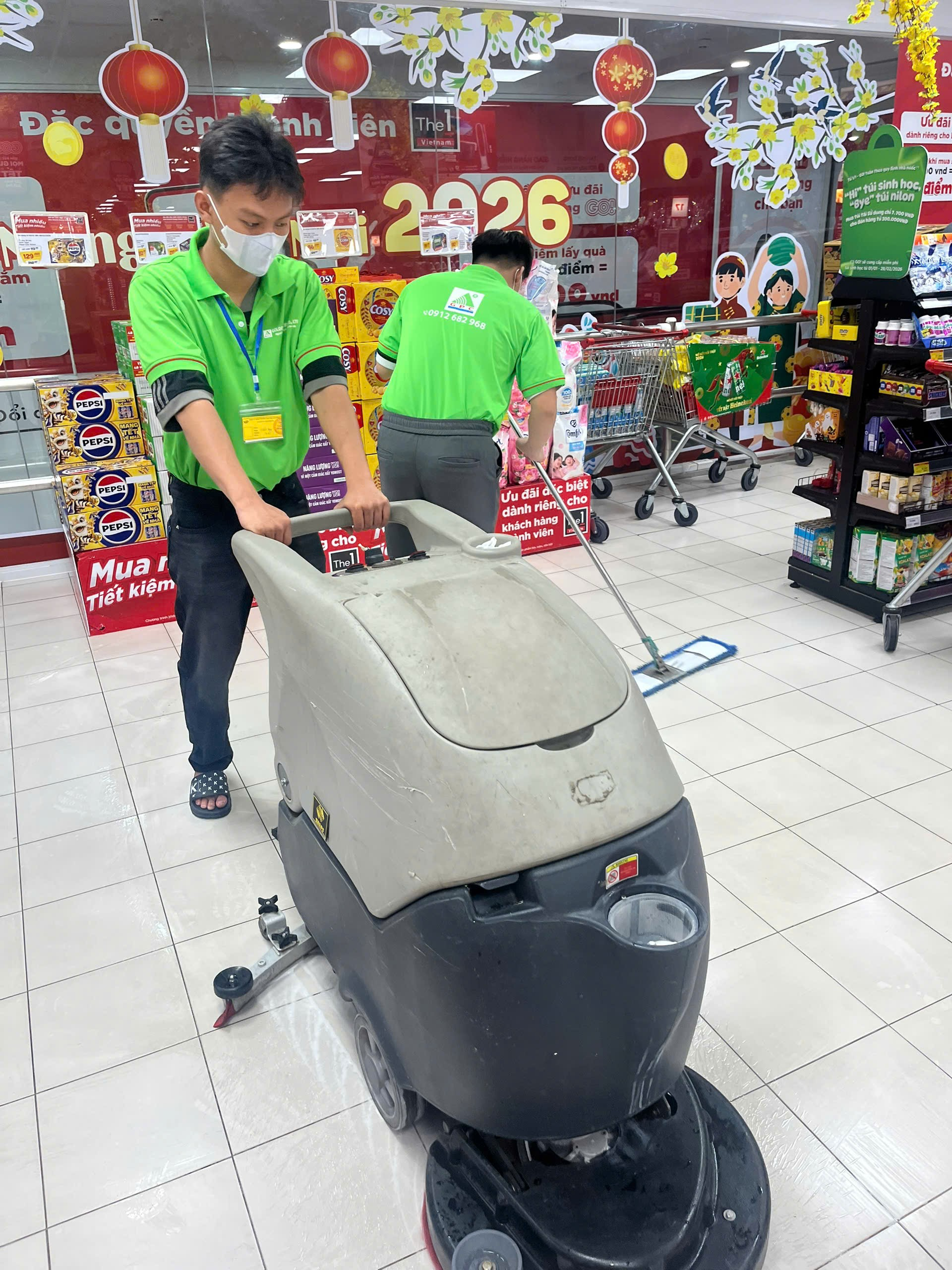 Nhiều công việc vệ sinh phải thực hiện ngoài giờ hành chính để tránh ảnh hưởng đến hoạt động của doanh nghiệp