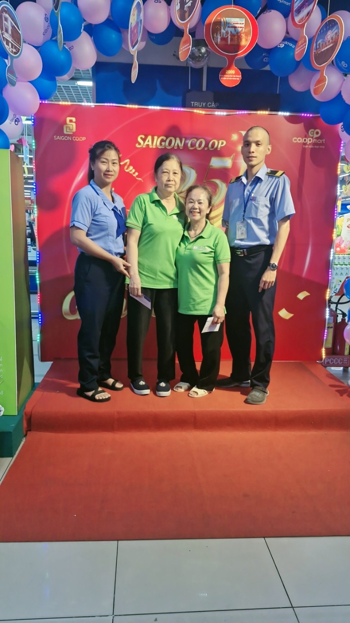 Đội ngũ nhân viên vệ sinh công nghiệp Việt Gia Phát luôn tận tâm giữ môi trường làm việc sạch đẹp cho khách hàng